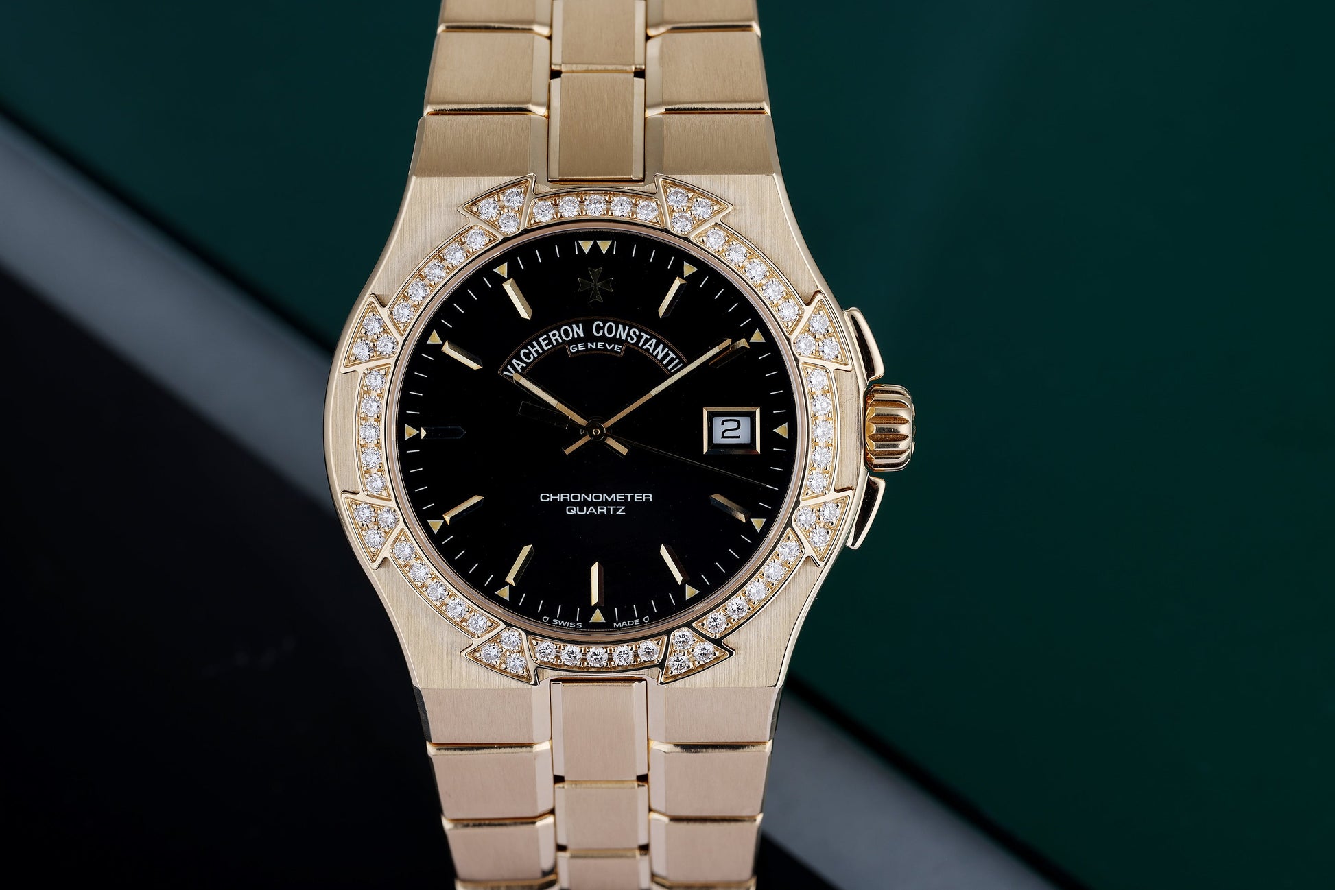 Vacheron Constantin Overseas | REF. 72540/423J-8 | Black Dial & Diamond Bezel | 18k Yellow Gold | 37mm